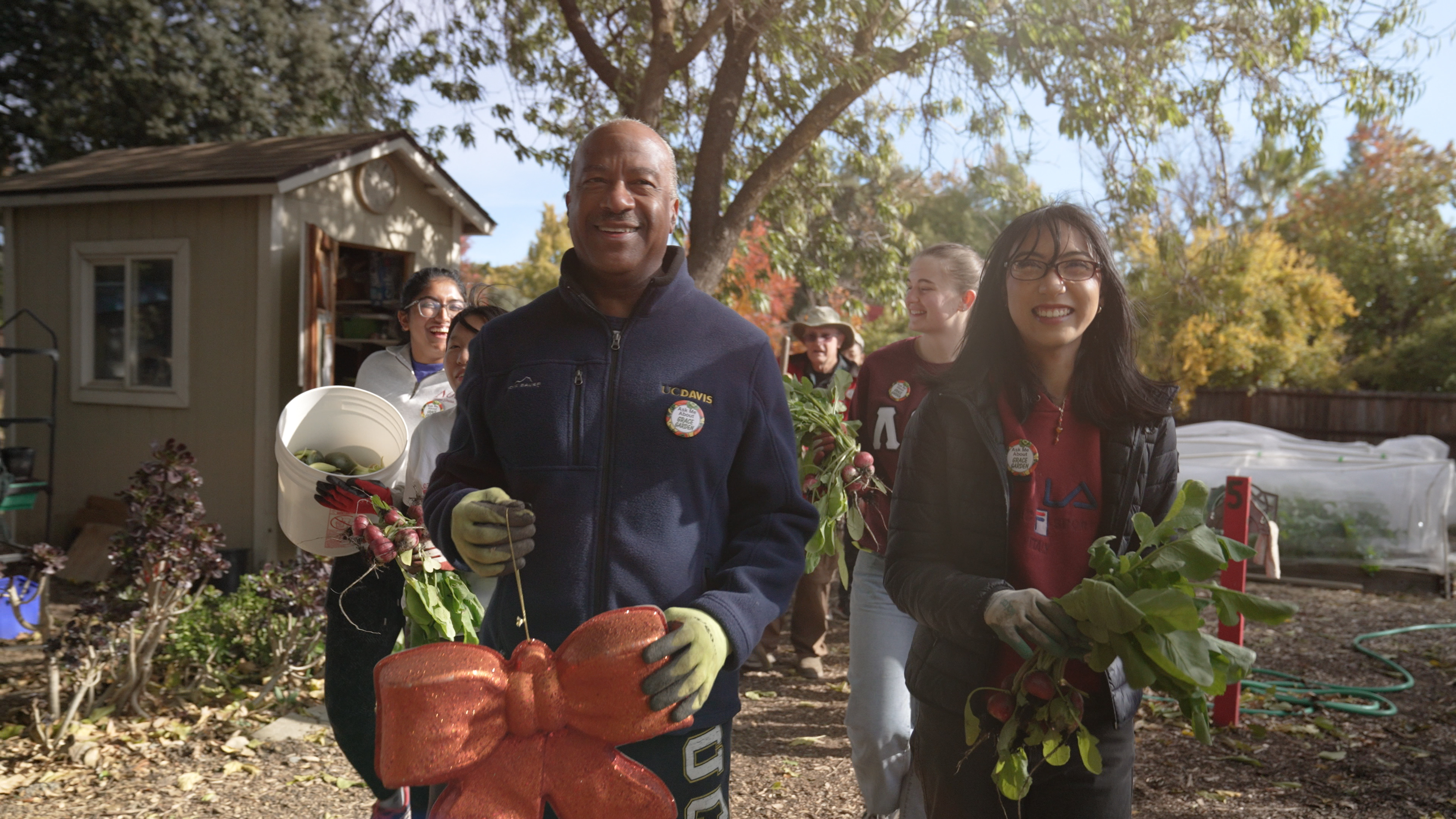 Chancellor May engages in community service with members of Lambda Omicron Xi at Grace Garden in Davis