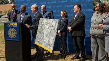 Chancellor May and Mayor Steinberg join to announce that the Aggie Square initiative is moving forward. 